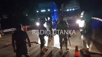 Transportistas y policías se enfrentan por cierre de puente río Blanco